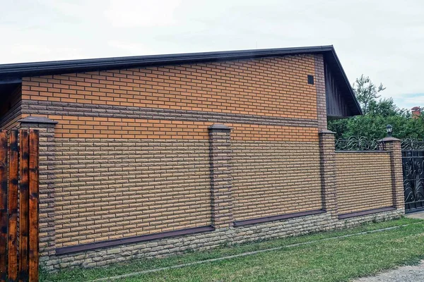 Langer Brauner Backsteinzaun Grünen Gras Auf Der Straße — Stockfoto