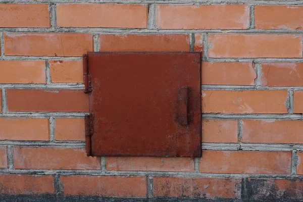 Hierro Oxidado Tapa Roja Una Pequeña Entrada Cuadrada Una Pared — Foto de Stock