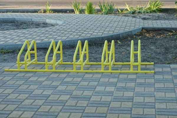 Sárga Vas Kerékpár Parkolás Szürke Járdán — Stock Fotó