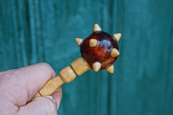 Dedos Mão Segurando Pequeno Brinquedo Madeira Maça Fundo Verde — Fotografia de Stock