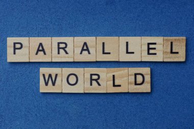 mavi arkaplanda siyah yazı tipi olan küçük kare ahşap harflerle paralel dünya ifadesi