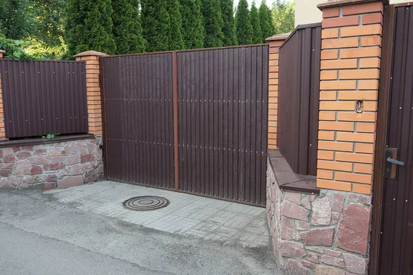 Puertas Marrones Cerradas Hierro Parte Una Valla Metal Ladrillos Calle — Foto de Stock