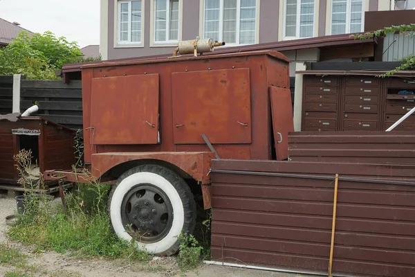 Gammal Röd Järngenerator Hjul Står Gatan Vid Staketet — Stockfoto