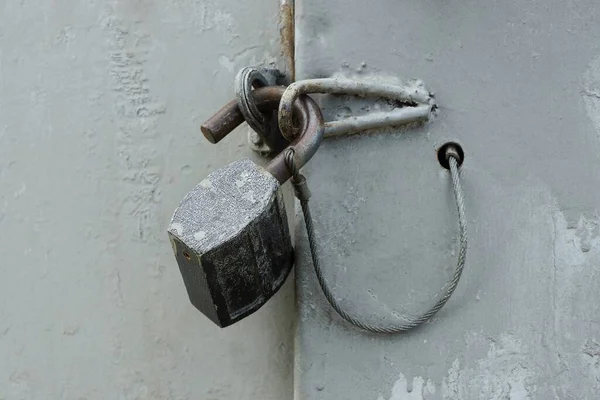 One Open Large Iron Padlock Hanging Gray Metal Door Street — Stock Photo, Image