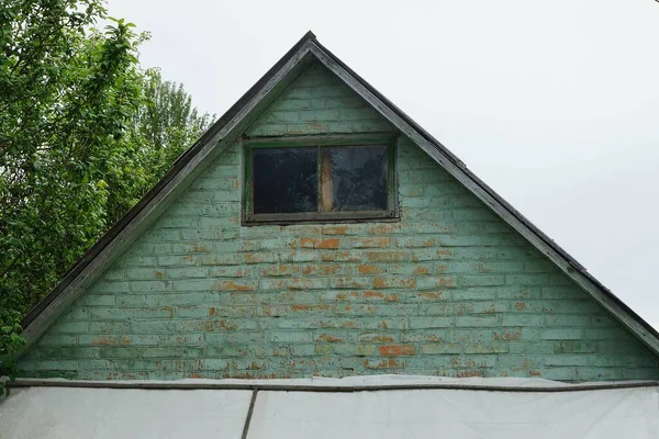 Viejo Ático Ladrillo Verde Con Una Pequeña Ventana Madera Sobre —  Fotos de Stock