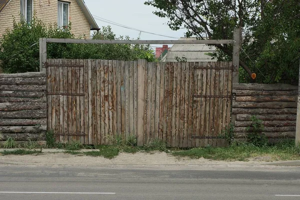 Puerta Cerrada Madera Rural Marrón Valla Hecha Tablones Calle Camino — Foto de Stock