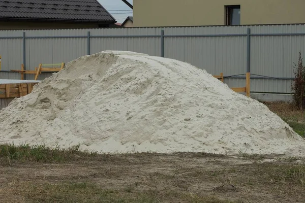 Grand Sable Blanc Sur Fond Brun Extérieur Par Une Clôture — Photo