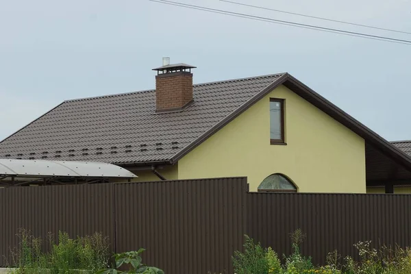 Gelbes Haus Mit Fenster Unter Braunem Ziegeldach Und Gemauertem Schornstein — Stockfoto