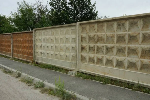 Long Gray Brown Concrete Fence Wall Outdoors Asphalt Road — Stock Photo, Image