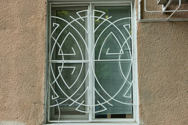 Ein Weißes Fenster Hinter Den Eisenstangen Der Braunen Alten Betonwand — Stockfoto