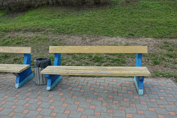 Eine Gelb Blaue Holzbank Steht Auf Dem Bürgersteig Neben Dem — Stockfoto