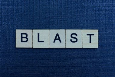 Gri kelime siyah bir masanın üzerindeki küçük tahta harflerden geliyor.