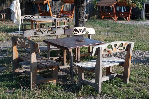 Braune Holzbänke Und Tisch Stehen Auf Grünem Gras Park — Stockfoto