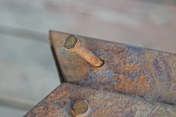 Ein Alter Langer Brauner Rostiger Bolzen Auf Einer Eisenplatte Außen — Stockfoto