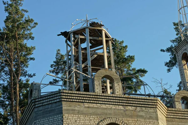 Niedokończony Strych Szarego Ceglanego Domu Tle Błękitnego Nieba Sosen — Zdjęcie stockowe