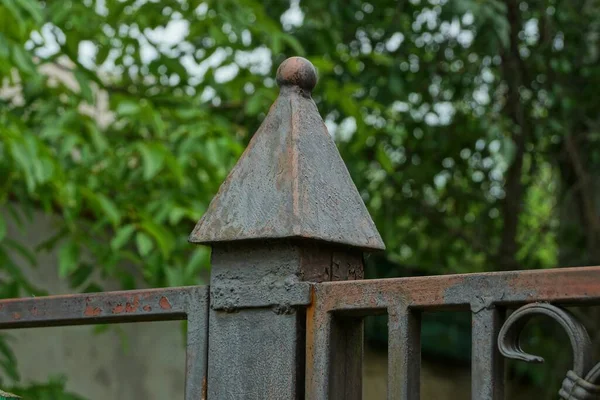 Μέρος Σιδερένιου Διακοσμητικού Φράχτη Αιχμηρή Λεπτομέρεια Άκρη Από Γκρίζο Μέταλλο — Φωτογραφία Αρχείου