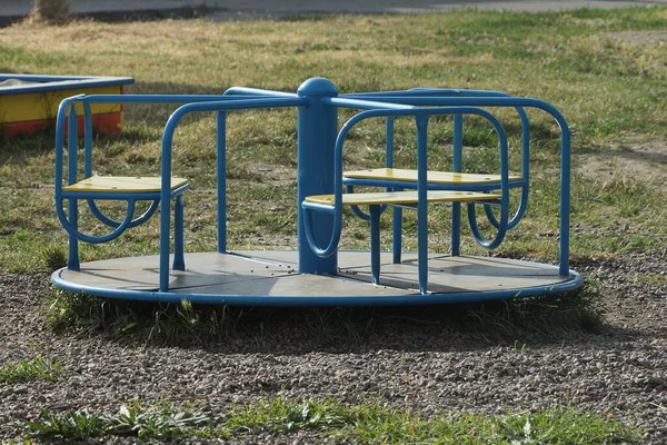 Parco Giochi Bambini Con Una Giostra Rotonda Blu Terra Erba — Foto Stock