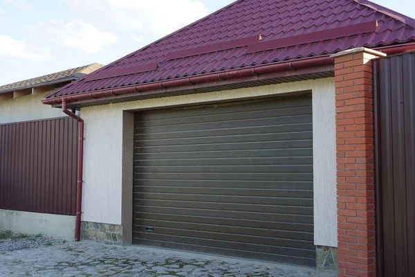 Garage Mit Braunen Toren Unter Rotem Ziegeldach Der Straße — Stockfoto