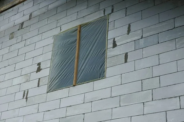 Una Ventana Con Celofán Gris Una Pared Ladrillo Blanco Una —  Fotos de Stock