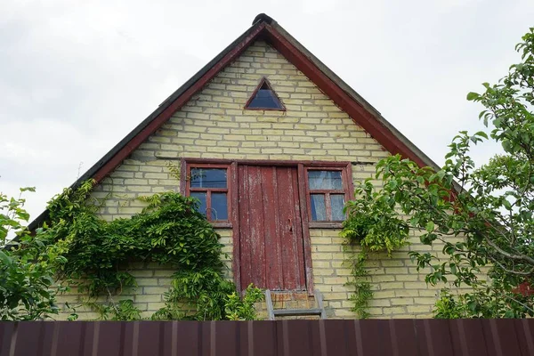 Viejo Ático Ladrillo Marrón Una Casa Rural Con Una Puerta —  Fotos de Stock