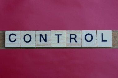 Kelime denetimini kırmızı bir masa üzerinde siyah yazı tipi olan gri ahşap harflerden metin