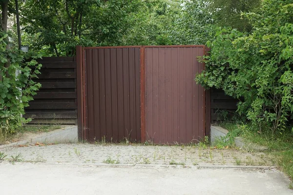 Puerta Hierro Marrón Parte Cerca Vegetación Verde Hierba Una Calle — Foto de Stock