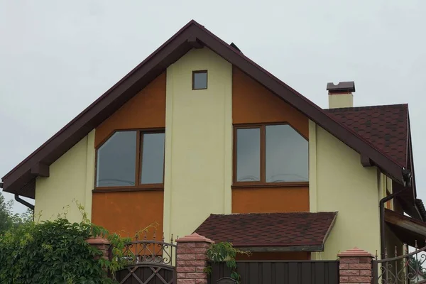 Fassade Eines Braunen Privathauses Mit Zwei Fenstern Vor Grauem Himmel — Stockfoto