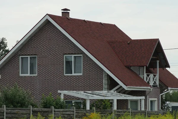 Large Brown Brick House White Windows Tiled Roof Fence Gray — Stock Photo, Image