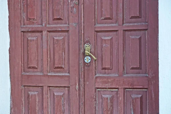 Uma Porta Madeira Velha Fechada Vermelha Uma Parede Concreto Branco — Fotografia de Stock