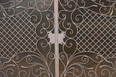 Duvarda kahverengi dövülmüş demir deseni var.