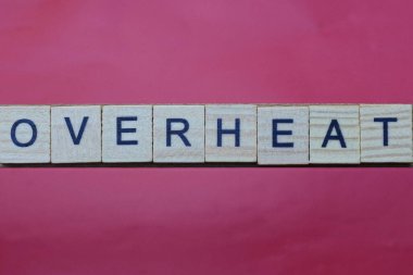 Kelime üzerinde siyah yazı tipi ile gri ahşap harfler kırmızı bir masa üzerinde küçük harflerle metin