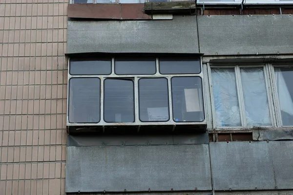Gri Kapalı Bir Balkon Caddedeki Kahverengi Bir Evin Duvarında — Stok fotoğraf