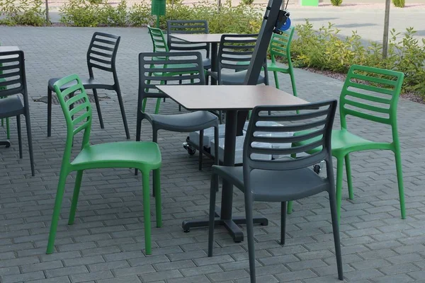 Sillas Plástico Verde Negro Junto Mesa Pie Una Acera Gris — Foto de Stock