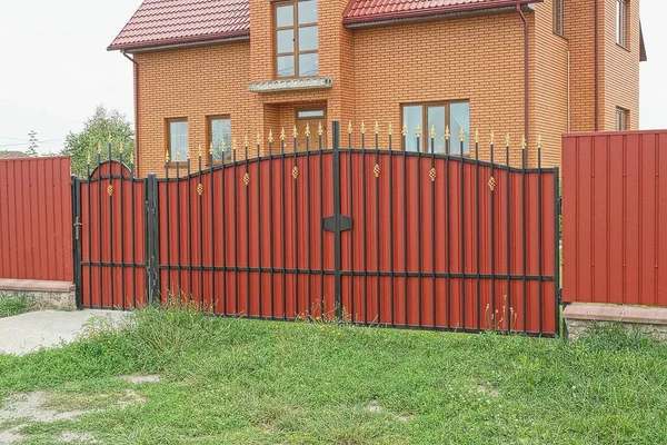 Portões Metal Vermelho Com Padrão Forjado Preto Fora Grama Verde — Fotografia de Stock