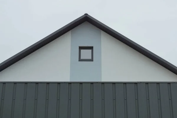 Λευκή Σοφίτα Ενός Ιδιωτικού Σπιτιού Ένα Μικρό Τετράγωνο Παράθυρο Πίσω — Φωτογραφία Αρχείου