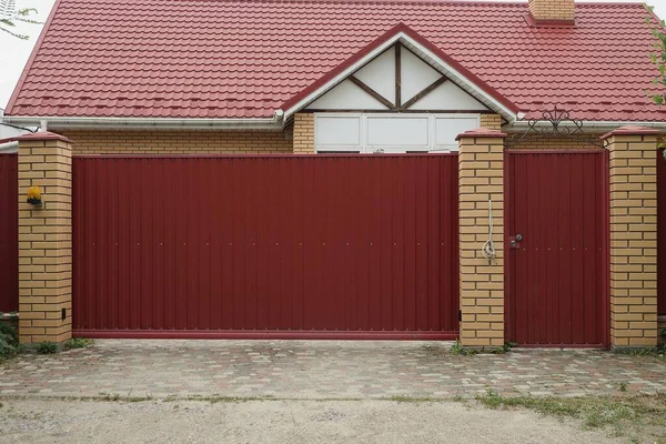 Czerwona Żelazna Brama Zamknięte Drzwi Wiejskiej Ulicy Słoneczny Dzień — Zdjęcie stockowe