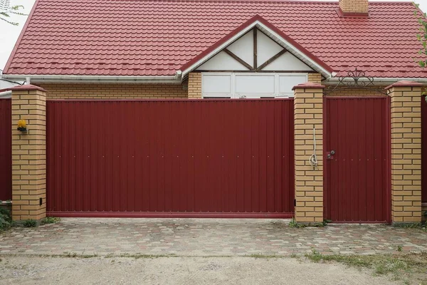 Rode Ijzeren Poort Gesloten Deur Een Landelijke Straat Een Zonnige — Stockfoto