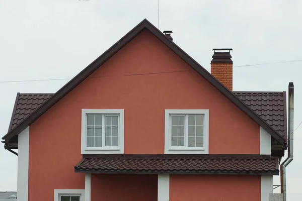 Πρόσοψη Ενός Κόκκινου Ιδιωτικού Σπιτιού Λευκά Παράθυρα Κάτω Από Μια — Φωτογραφία Αρχείου