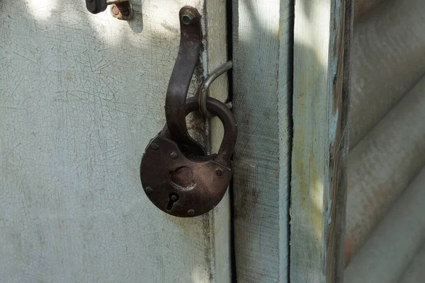 Gran Candado Hierro Marrón Colgado Una Puerta Madera Gris Calle — Foto de Stock