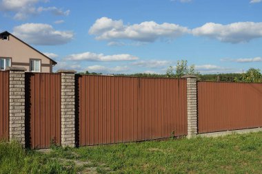 bir kahverengi kapı ve duvardaki tuğla ve metalden bir parça şehir caddesinde