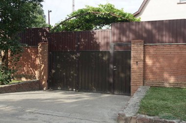 bir kahverengi kapı ve duvardaki tuğla ve metalden bir parça 