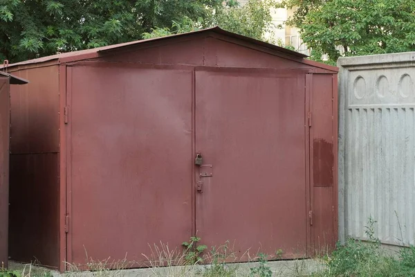 One Old Red Iron Garage Closed Gates Street — Stock Photo, Image