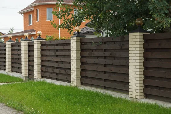 Long Brown Fence Wall Made Wooden Boards Bricks Outdoors — Stock Photo, Image