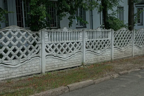 Cerca Blanca Gris Concreto Privado Largo Una Calle Rural Hierba — Foto de Stock