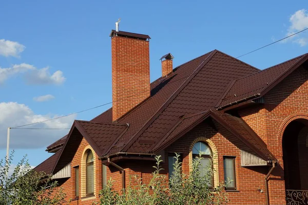 Vinden Ett Rött Tegelhus Med Fönster Ett Brunt Kaklat Tak — Stockfoto