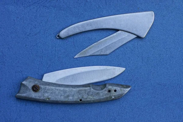 Dva Staré Šedé Kovové Skládací Nože Leží Modrém Stole — Stock fotografie