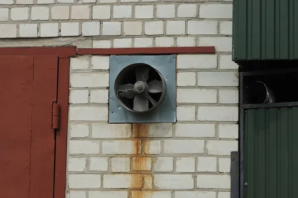 One Old Gray Iron Fan White Brick Wall — Stock Photo, Image