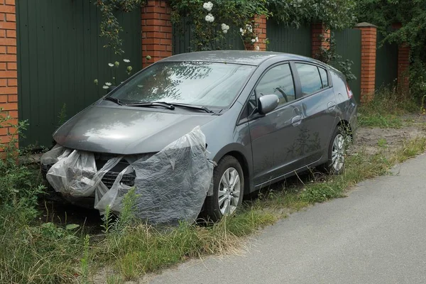 Ein Demolierter Grauer Pkw Mit Zellophanstücken Der Vorderen Stoßstange Und — Stockfoto