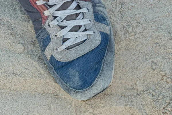 One Old Dirty Colored Sneaker White Lace Stands Gray Sand — Stock Photo, Image