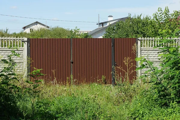 Kapalı Kahverengi Demir Kapı Yeşil Çimen Bitki Örtüsüyle Kaplanmış Gri — Stok fotoğraf